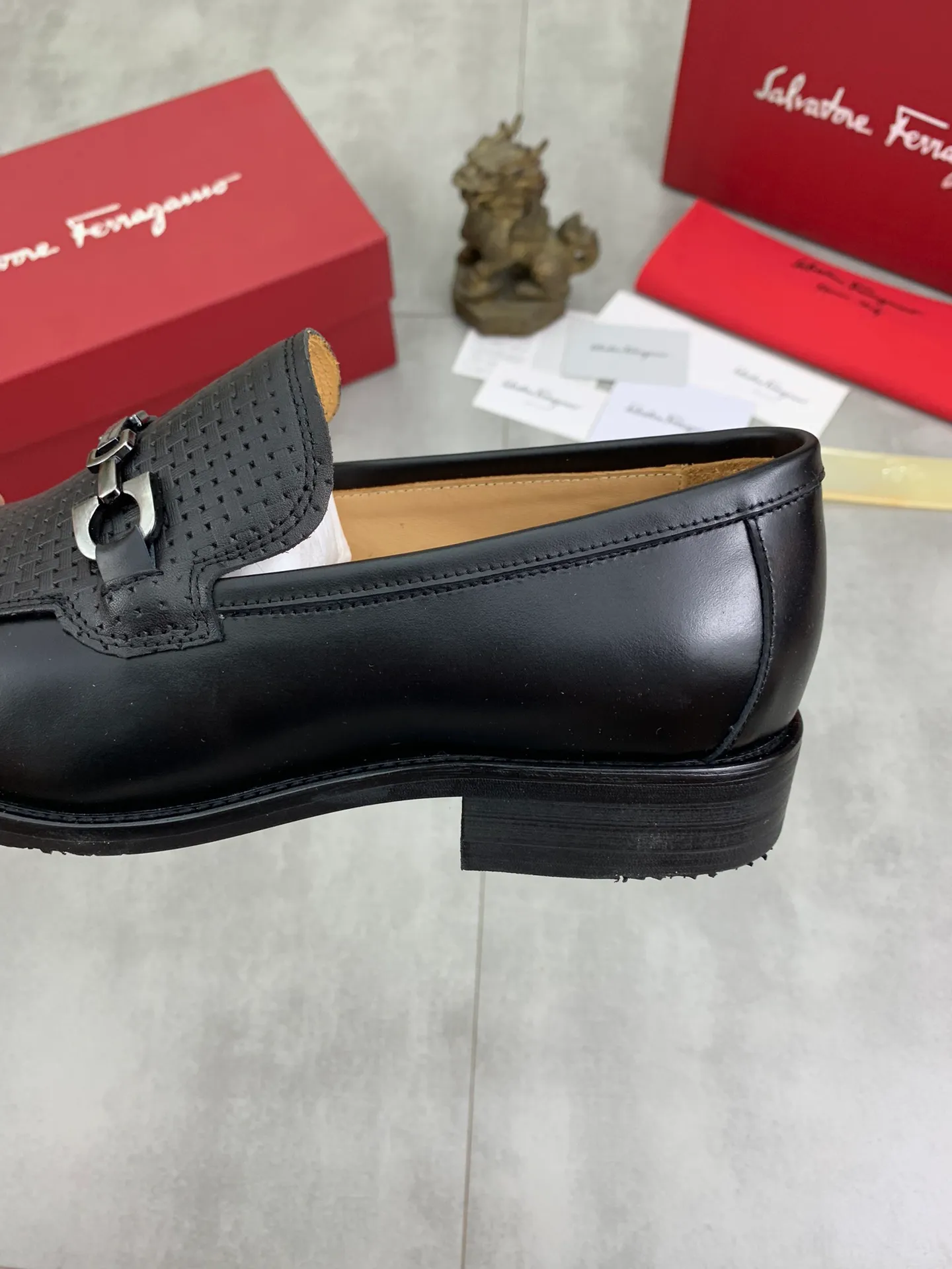 Men's Men's Shoes 💰P460💰[New Style] Water-dyed Niuli 🆘[Salvatore Ferragamo] Ferragamo's latest casual business leather shoes for men! Available at counters simultaneously! The fabric is made of specially imported original pebbled calfskin, and the lining is made of imported water-dyed cowhide. It is absolutely luxurious and leads the fashion trend. Matching code: 38-45 (46 can be customized) Black and brown colors are optional